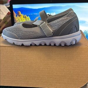 Propet  Gray Women’s Shoes with Strap 7.5 AA/N